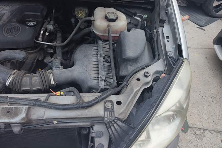 Used Buick GL8 2014 2.4L Executive Edition Engine Bay Left