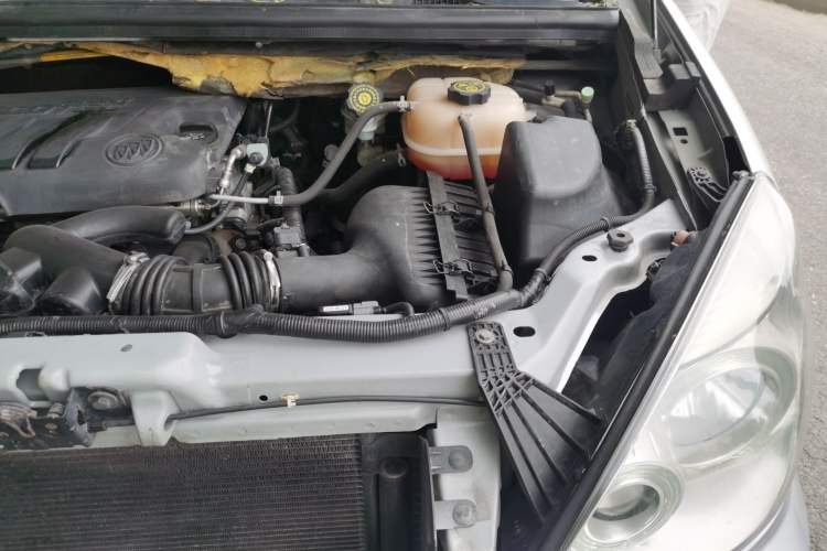 Used Buick GL8 2014 2.4L Classic Edition Engine Bay Left