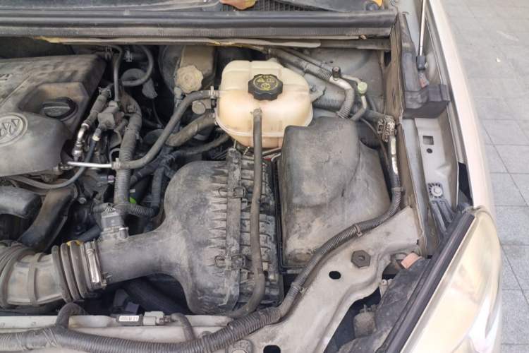 Used Buick GL8 2014 2.4L Executive Edition Engine Bay Left