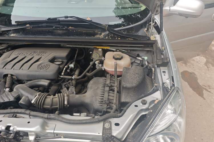 Used Buick GL8 2014 2.4L Comfort Edition Engine Bay Left