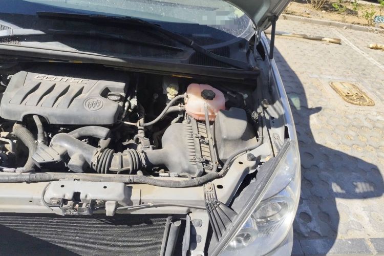 Used Buick GL8 2014 2.4L Classic Edition Engine Bay Left