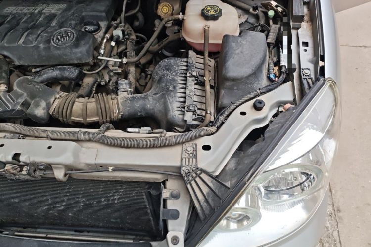 Used Buick GL8 2014 2.4L Classic Edition Engine Bay Left