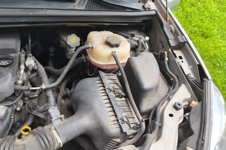 Used Buick GL8 2014 2.4L Classic Edition Engine Bay Left