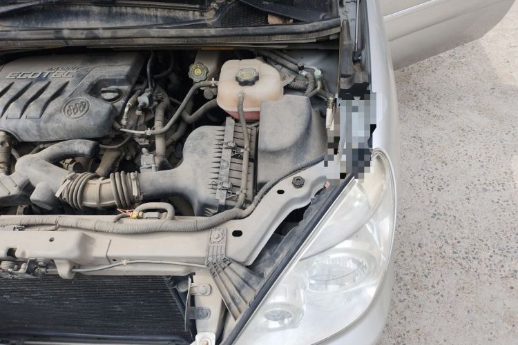 Used Buick GL8 2014 2.4L Executive Edition Engine Bay Left