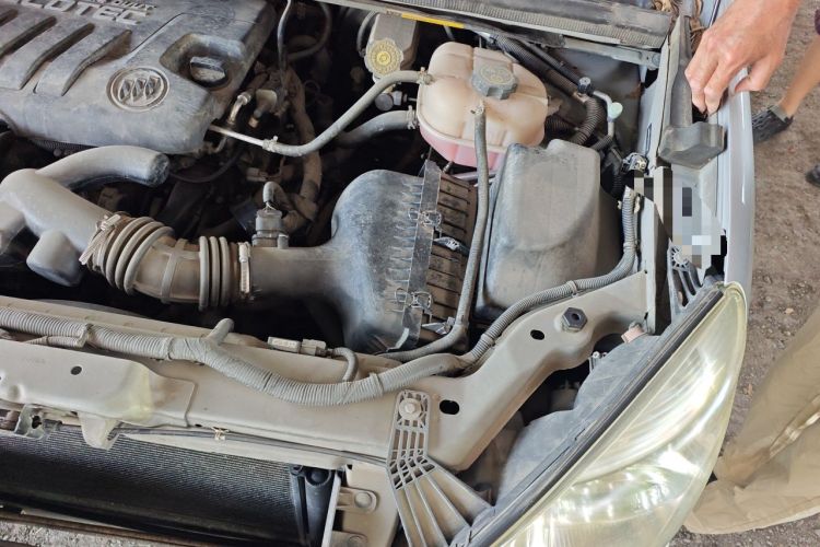 Used Buick GL8 2014 2.4L Classic Edition Engine Bay Left