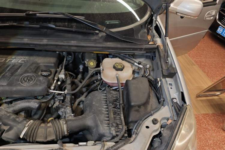 Used Buick GL8 2014 2.4L Classic Edition Engine Bay Left
