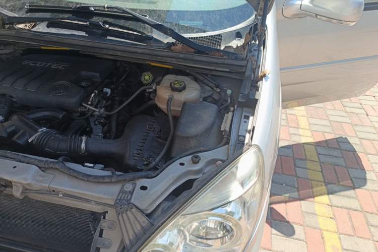 Used Buick GL8 2014 2.4L Classic Edition Engine Bay Left