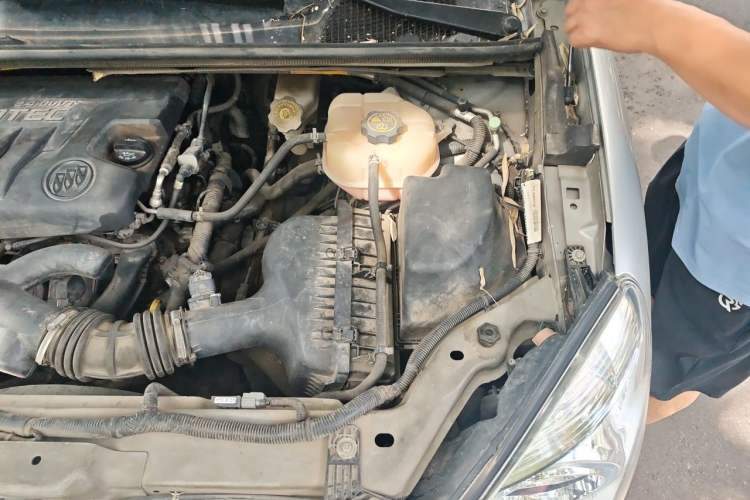Used Buick GL8 2014 2.4L Classic Edition Engine Bay Left