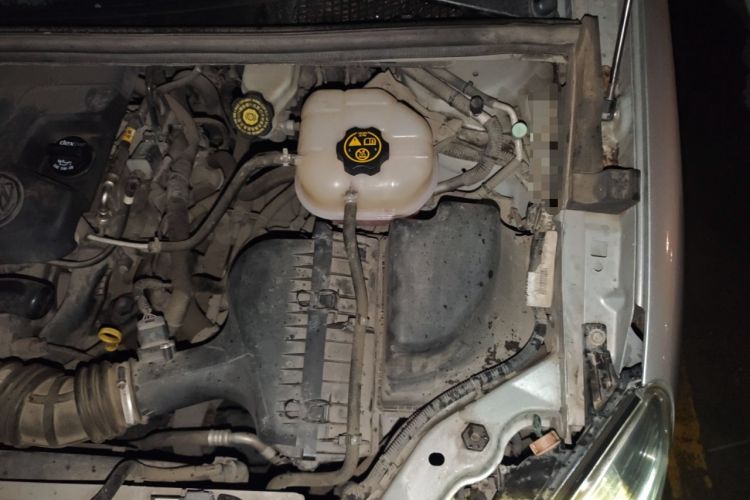 Used Buick GL8 2014 2.4L Classic Edition Engine Bay Left