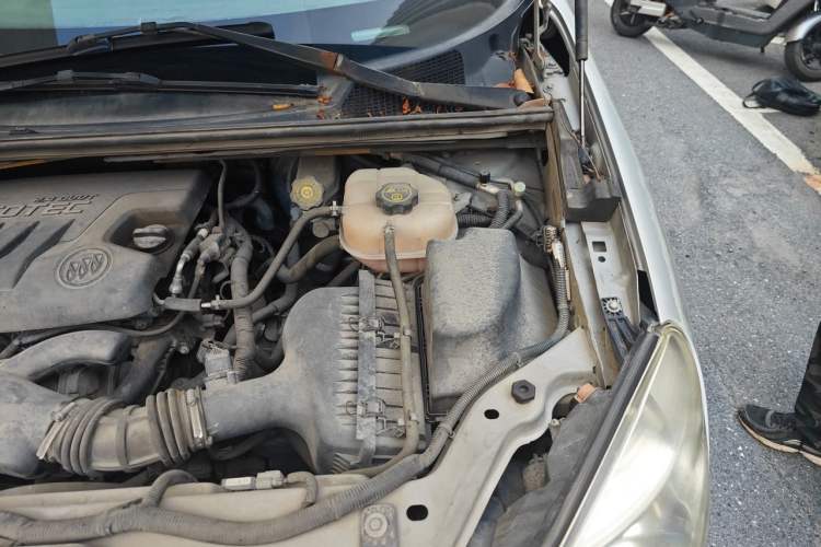 Used Buick GL8 2014 2.4L Classic Edition Engine Bay Left
