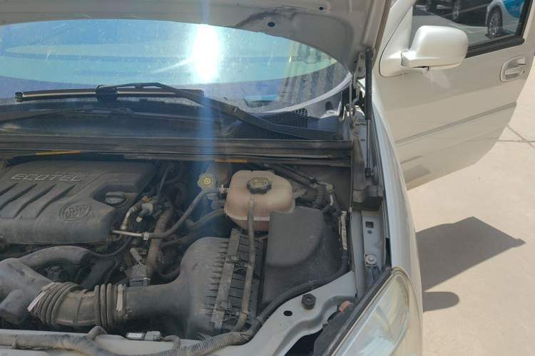 Used Buick GL8 2014 2.4L Comfort Edition Engine Bay Left