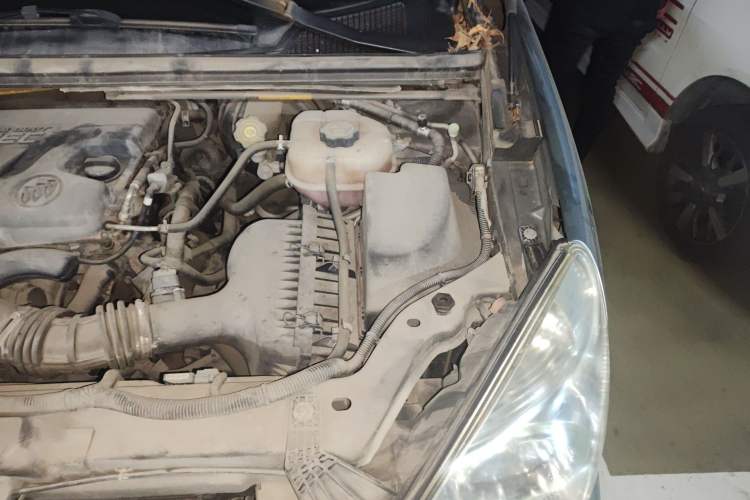 Used Buick GL8 2014 2.4L Classic Edition Engine Bay Left