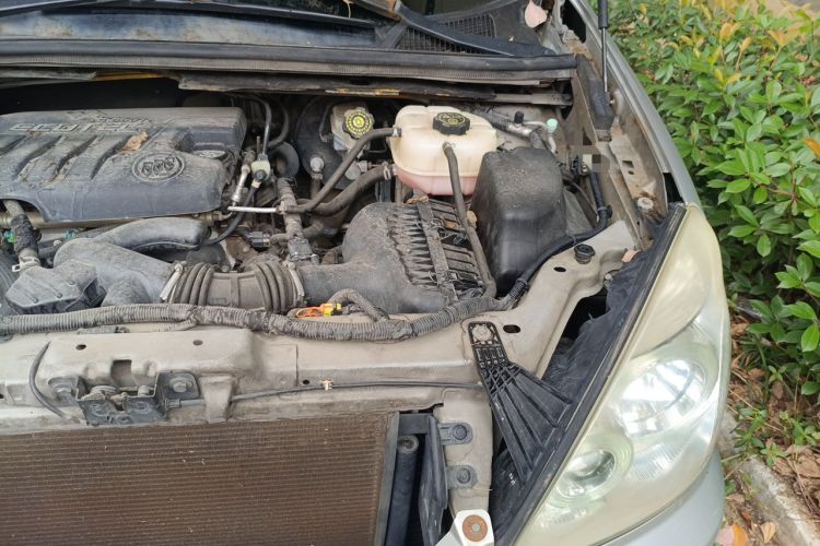 Used Buick GL8 2014 2.4L Classic Edition Engine Bay Left