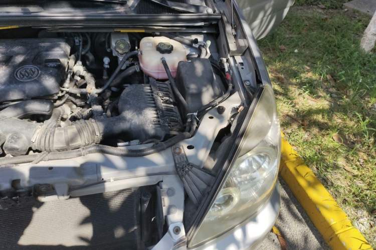 Used Buick GL8 2014 2.4L Classic Edition Engine Bay Left
