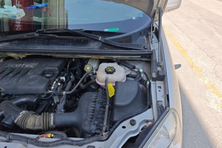 Used Buick GL8 2014 2.4L Classic Edition Engine Bay Left