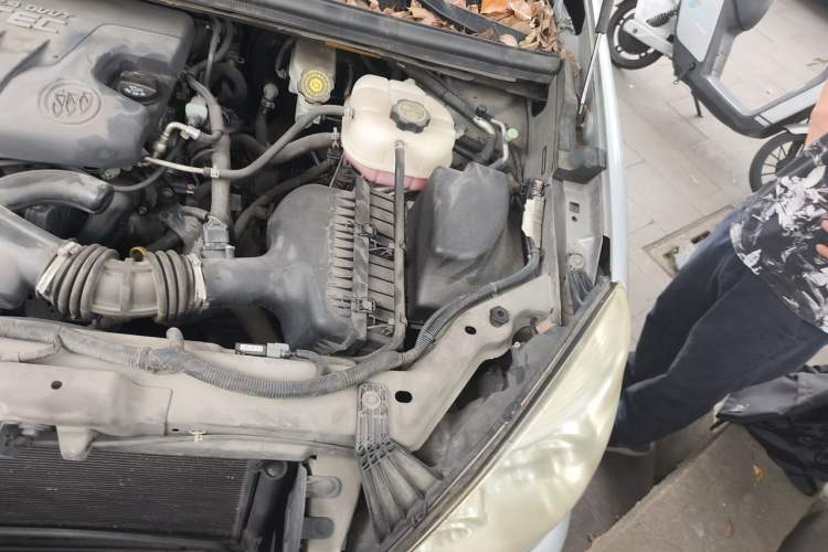 Used Buick GL8 2014 2.4L Comfort Edition Engine Bay Left