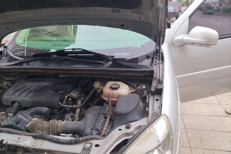 Used Buick GL8 2014 2.4L Classic Edition Engine Bay Left