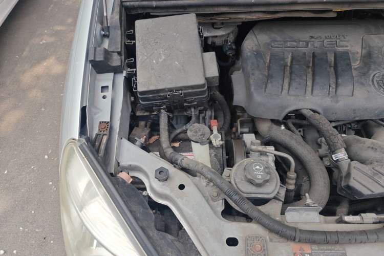 Used Buick GL8 2014 2.4L Comfort Edition Engine Bay Right