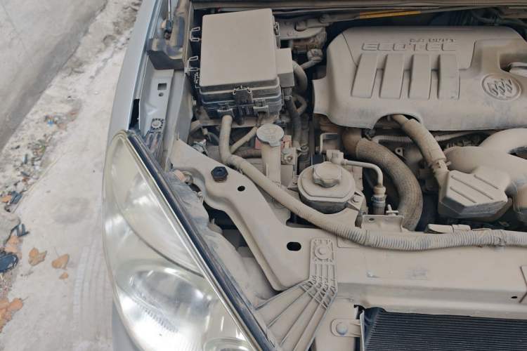 Used Buick GL8 2014 2.4L Comfort Edition Engine Bay Right