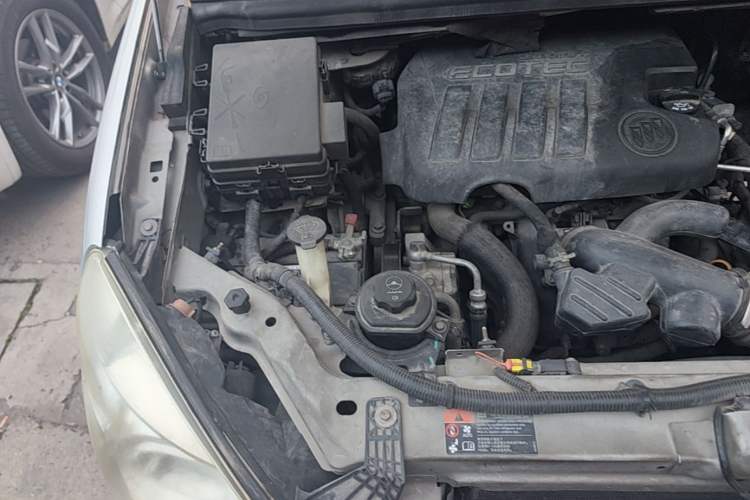 Used Buick GL8 2014 2.4L Executive Edition Engine Bay Right