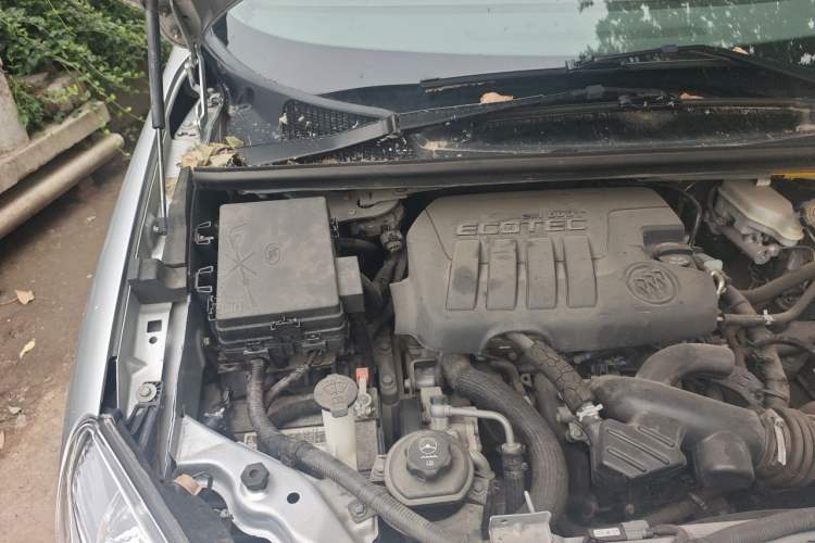 Used Buick GL8 2014 2.4L Comfort Edition Engine Bay Right