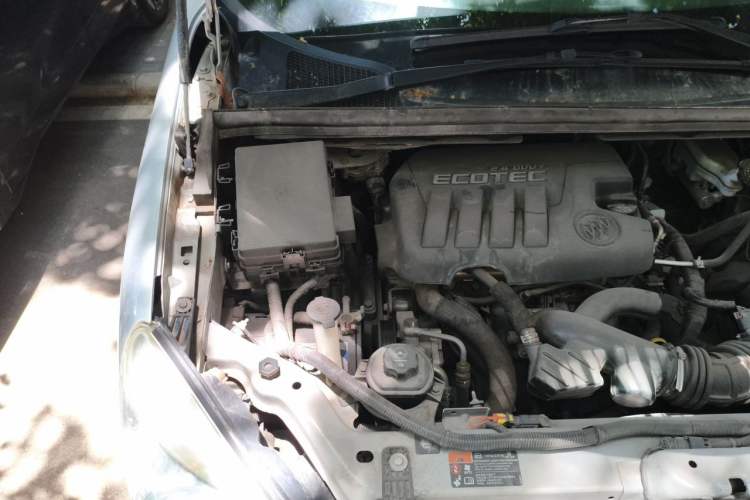 Used Buick GL8 2014 2.4L Comfort Edition Engine Bay Right