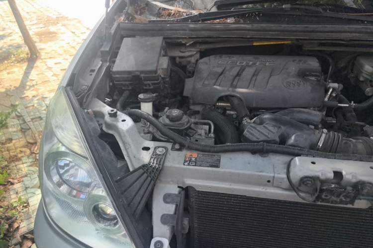 Used Buick GL8 2014 2.4L Comfort Edition Engine Bay Right
