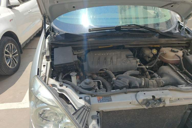 Used Buick GL8 2014 2.4L Comfort Edition Engine Bay Right