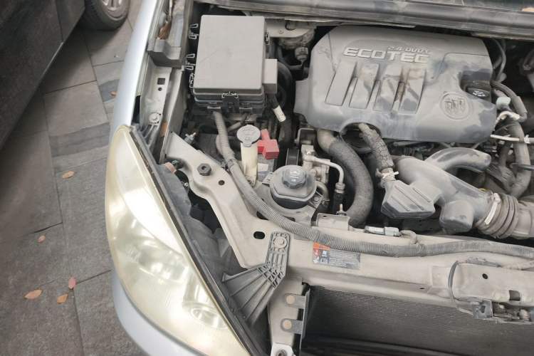 Used Buick GL8 2014 2.4L Comfort Edition Engine Bay Right