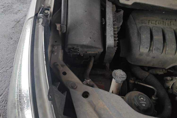 Used Buick GL8 2014 2.4L LT Luxury Business Executive Edition Engine Bay Right
