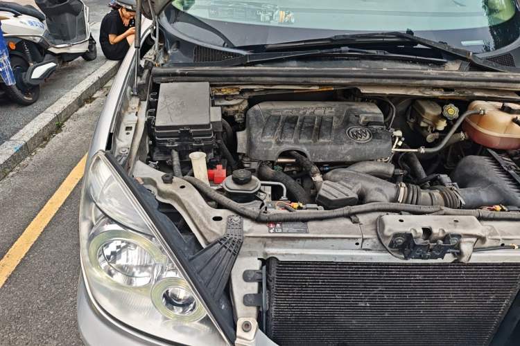 Used Buick GL8 2014 2.4L Comfort Edition Engine Bay Right