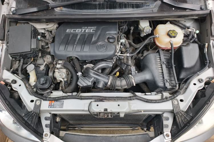 Used Buick GL8 2014 2.4L Executive Edition Engine Bay