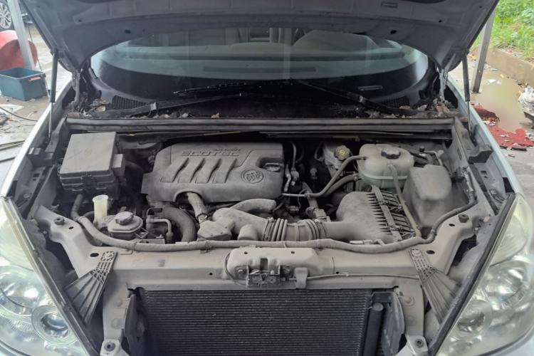 Used Buick GL8 2014 2.4L Classic Edition Engine Bay
