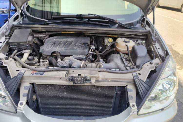 Used Buick GL8 2014 2.4L Executive Edition Engine Bay