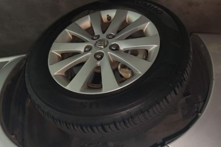 Used Buick GL8 2014 2.4L Classic Edition Left Front Wheel Hub