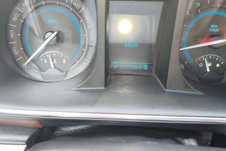 Used Buick GL8 2014 2.4L LT Luxury Business Executive Edition Odometer Close Up