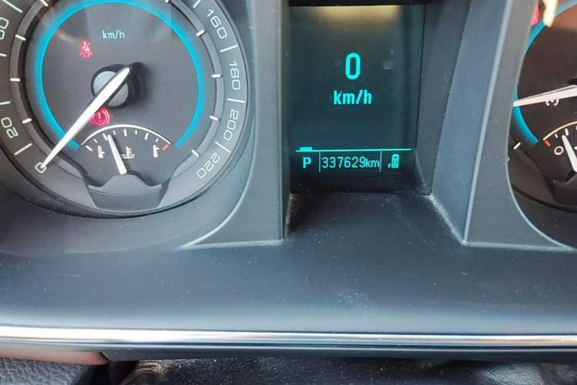 Used Buick GL8 2014 2.4L LT Luxury Business Executive Edition Odometer Close Up