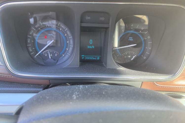 Used Buick GL8 2014 2.4L LT Luxury Business Executive Edition Odometer Close Up