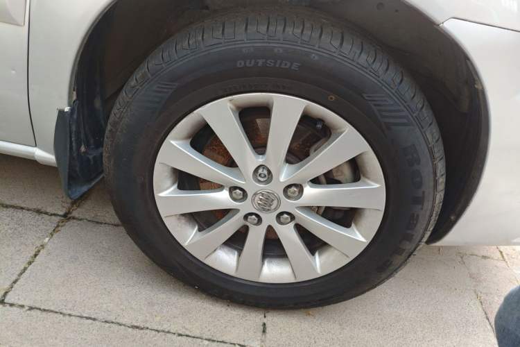 Used Buick GL8 2014 2.4L Executive Edition Right Front Wheel Hub