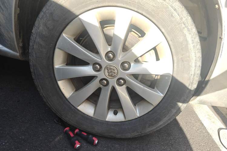 Used Buick GL8 2014 2.4L Executive Edition Right Front Wheel Hub