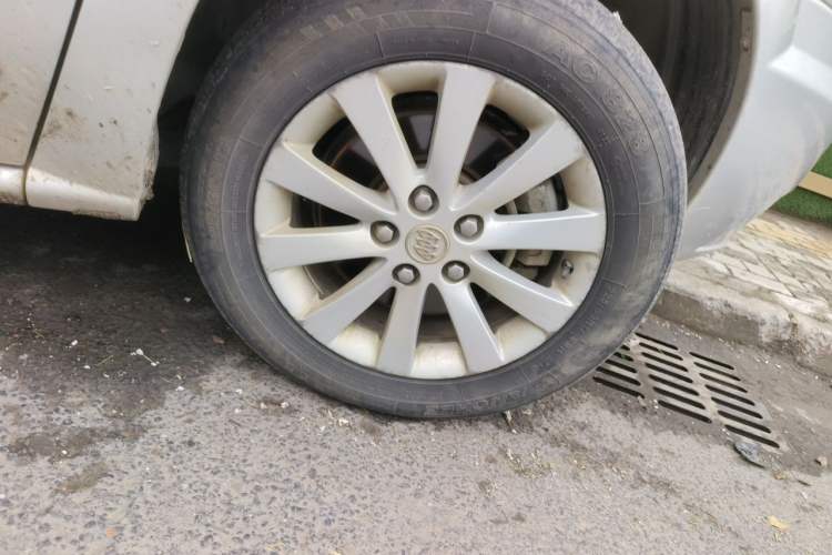 Used Buick GL8 2014 2.4L Executive Edition Right Front Wheel Hub