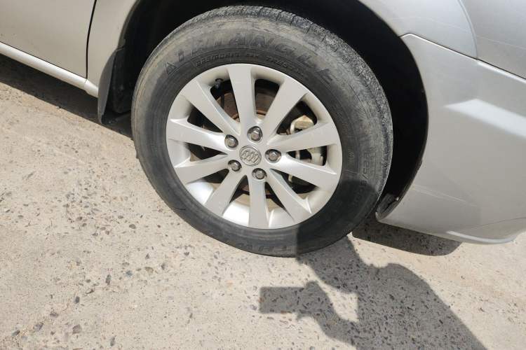 Used Buick GL8 2014 2.4L Executive Edition Right Front Wheel Hub