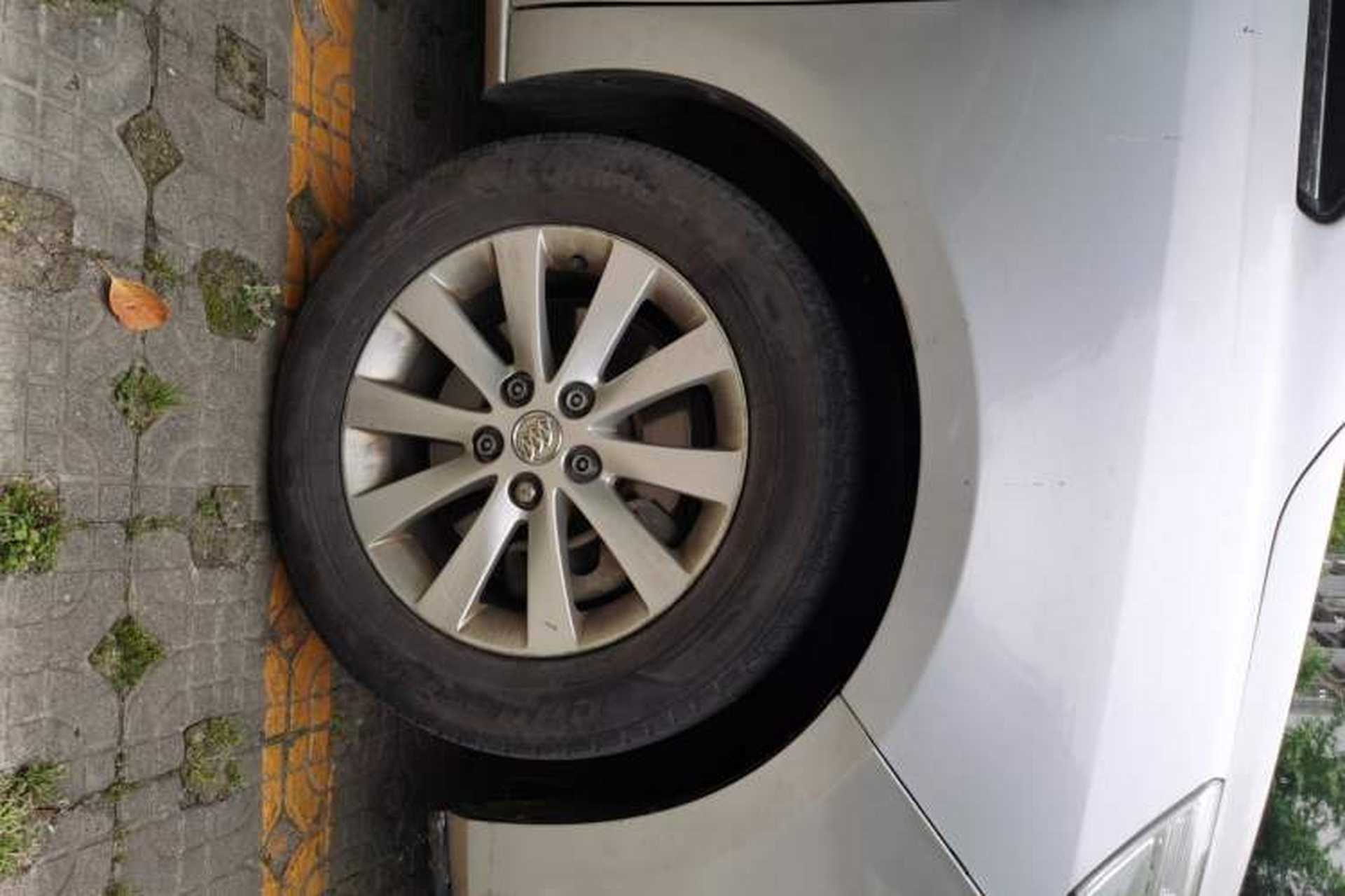 Used Buick GL8 2014 2.4L CT Luxury Business Comfort Edition Right Front Wheel Hub