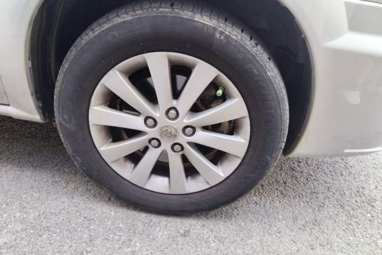 Used Buick GL8 2014 2.4L Executive Edition Right Front Wheel Hub