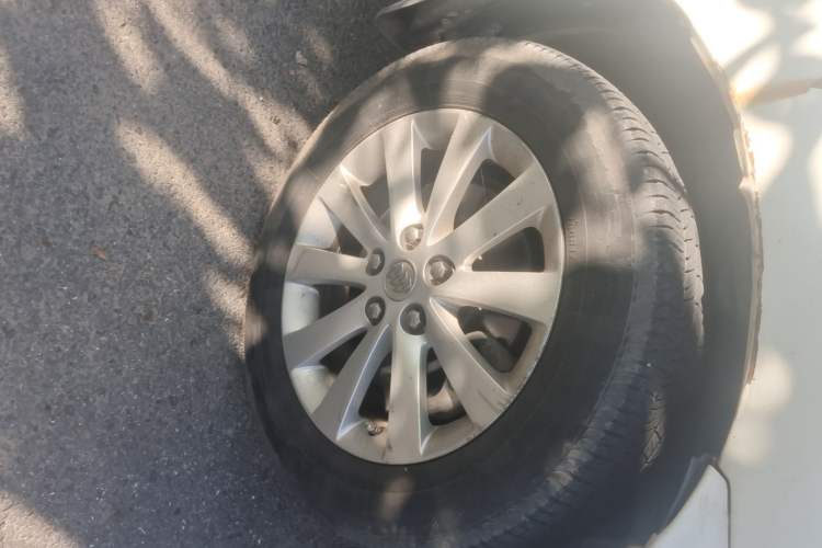 Used Buick GL8 2014 2.4L Comfort Edition Right Front Wheel Hub