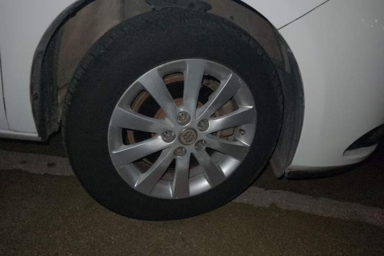 Used Buick GL8 2014 2.4L Executive Edition Right Front Wheel Hub