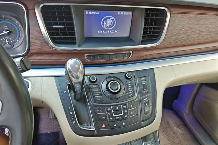 Used Buick GL8 2014 3.0L GT Luxury Business Haoya Edition Audio And AC Panel