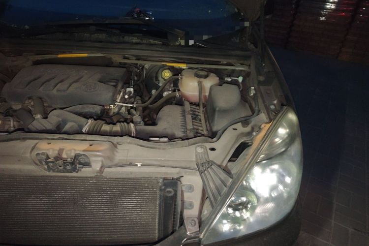 Used Buick GL8 2014 2.4L Classic Edition Engine Bay Left