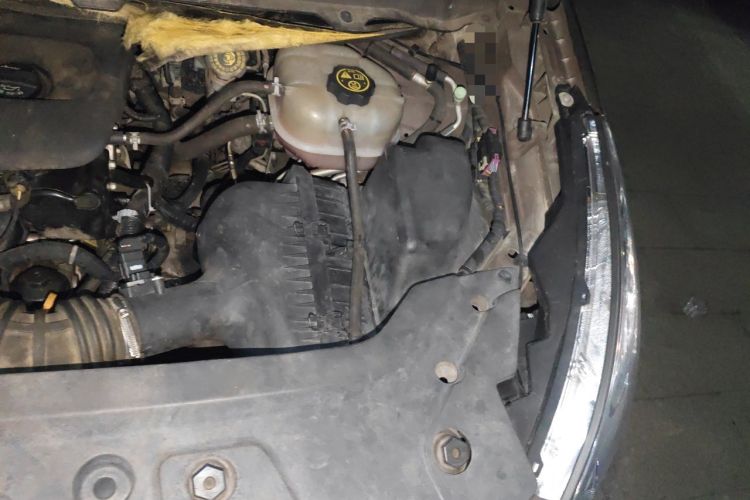 Used Buick GL8 2014 2.4L CT Luxury Business Comfort Edition Engine Bay Left