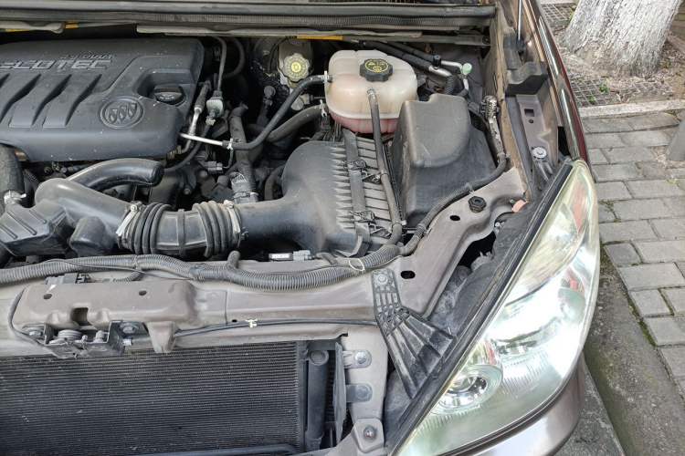 Used Buick GL8 2014 2.4L Classic Edition Engine Bay Left